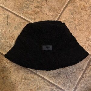 NWT UGG Women's Reversible Fabric and Sherpa Bucket Hat sz L/XL